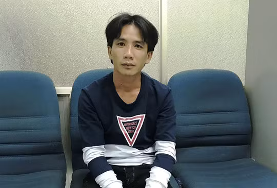 Ngày 16/4, chị N.T.T (38 tuổi, quê Trà Vinh, tạm trú ở xã An Thới Đông, huyện Cần Giờ) đã đến Công an xã An Thới Đông, huyện Cần Giờ, TP HCM trình báo về việc con gái mất tích theo người "chồng hờ" là Lê Văn Nửa (31 tuổi). Theo lời khai của Nửa, do mâu thuẫn với chị T. nên đã nảy sinh việc bắt cóc con gái T. Sau khi điều tra, công an đã tìm được cháu bé giao về cho chị T. và công an điều tra về hành vi mua bán, đánh tráo chiếm đoạt trẻ em và lạm dụng tín nhiệm chiếm đoạt tài sản. Ảnh: Pháp luật TP HCM.