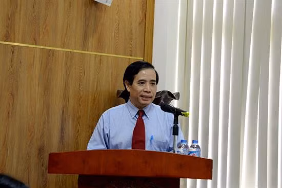 PGS. TS. Vũ Minh Khương sinh năm 1959, từng tốt nghiệp xuất sắc ngành toán tại Đại học quốc gia Hà Nội. Ông Khương có học vị thạc sĩ ngành quản trị kinh doanh, tiến sĩ về chính sách và kinh tế tại Đại học Havard (Mỹ). PGS. TS. Vũ Minh Khương thỉnh giảng những môn về kinh tế và chính sách tại nhiều đại học ở Mỹ và Nhật Bản. Từ tháng 7/2006, ông về dạy tại trường Chính sách công Lý Quang Diệu - Đại học Quốc gia Singapore . Ảnh: Đại học Quốc gia Hà Nội.