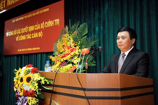 GS. TS. Nguyễn Xuân Thắng, Giám đốc Học viện chính trị quốc gia Hồ Chí Minh, sinh năm 1957 tại Thanh Chương, Nghệ An. Ông tốt nghiệp Đại học Tổng hợp Hà Nội năm 1979 ngành kinh tế chính trị, có học vị tiến sĩ kinh tế và được phong hàm PGS năm 2002, phong GS năm 2009. Hiện tại ông là Phó chủ tịch Hội đồng lý luận Trung ương. Ảnh: Đại học Quốc gia Hà Nội.