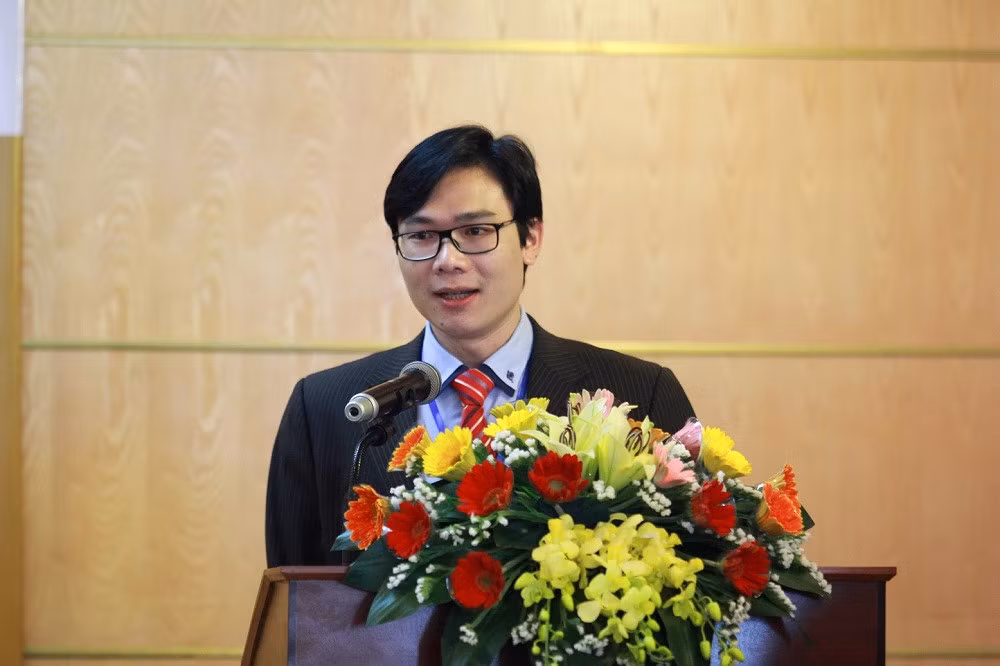 GS. TS. Nguyễn Đức Khương sinh năm 1978 tại Sóc Sơn, Hà Nội, có học vị tiến sĩ ngành quản trị tài chính Đại học Grenoble (Pháp). Ông Khương là Phó giám đốc, Trưởng khoa tài chính, Học viện quản lý và quản trị kinh doanh (Pháp). GS. TS. Nguyễn Đức Khương từng là người Việt đầu tiên lọt top 10 chuyên gia kinh tế trẻ hàng đầu thế giới do dự án RePEc bầu chọn. Ông còn là Chủ tịch Hội các nhà khoa học và chuyên gia người Việt tại Pháp - AVSE, Chủ tịch Hội Tài chính quốc tế Việt Nam. Ảnh: Đại học Quốc gia Hà Nội.