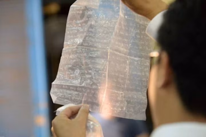 Nhân chứng này cũng công bố đoạn ghi âm và khai rằng nội dung đó có thông tin việc đưa và nhận hối lộ giữa những người thân của Trương Hồ Phương Nga và những người thực thi pháp luật trong vụ án. Ảnh những bức thư bị cáo Thùy Dung trao đổi với Nguyễn Đức Nghĩa được cung cấp tại buổi sơ thẩm ngày 27/6. Ảnh: Afamily.