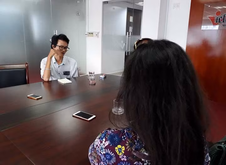 Căn cứ để luật sư Trần Thu Nam đưa ra đề nghị trên là lời khai của nhân chứng "bí ẩn" Nguyễn Mai Phương (người quay lưng trong bức hình), mẹ Phương Nga đã đưa 50 triệu đồng để thông cung trong việc truyền thư của Thùy Dung với một cán bộ ở trại giam. Ảnh: Vietnamnet.