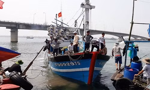 Quang Tri: Kho vi cua bien bi boi lap, dan tranh cho neo tau