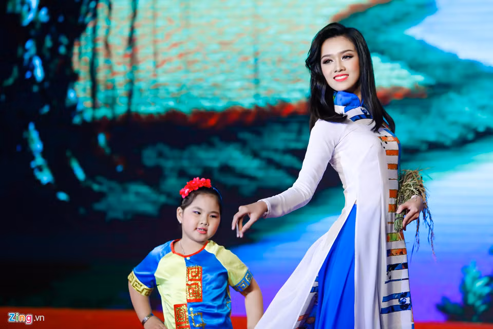 Ban tổ chức khéo léo xây dựng sân khấu đậm chất hình ảnh làng quê Nam Bộ. Điểm nhấn khiến người xem thích thú là các bé gái có vai trò dẫn các người đẹp ra trình diễn.