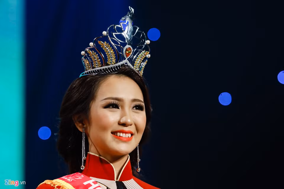 Người đẹp đăng quang ngôi vị cao nhất nhận vương miện đính 6 viên ngọc trai biển trị giá 200 triệu đồng, phần thưởng 100 triệu đồng tiền mặt và đứng tên sở hữu vĩnh viễn căn hộ cao cấp trị giá 2,5 tỷ đồng tại TP.HCM.