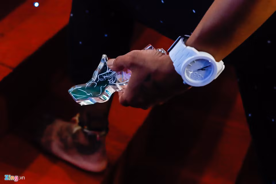 Một sự cố nhỏ đã xảy ra, trong lúc chụp ảnh lưu niệm sau khi đăng quang, Hoa khôi Hải Yến đã sơ ý làm rơi vỡ chiếc Kỷ niệm chương do Ban tổ chức trao tặng.