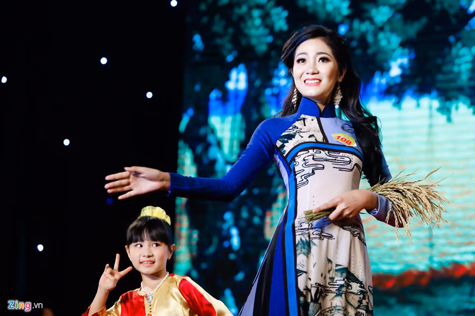 Sự nhí nhảnh đáng yêu của các bé gái khiến phần thi trang phục áo dài thêm sinh động.