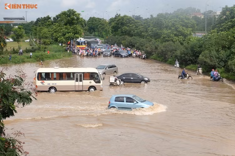 Tin nong 24h: Nghi bat coc tre em, dan vay kin tru so CA-Hinh-3