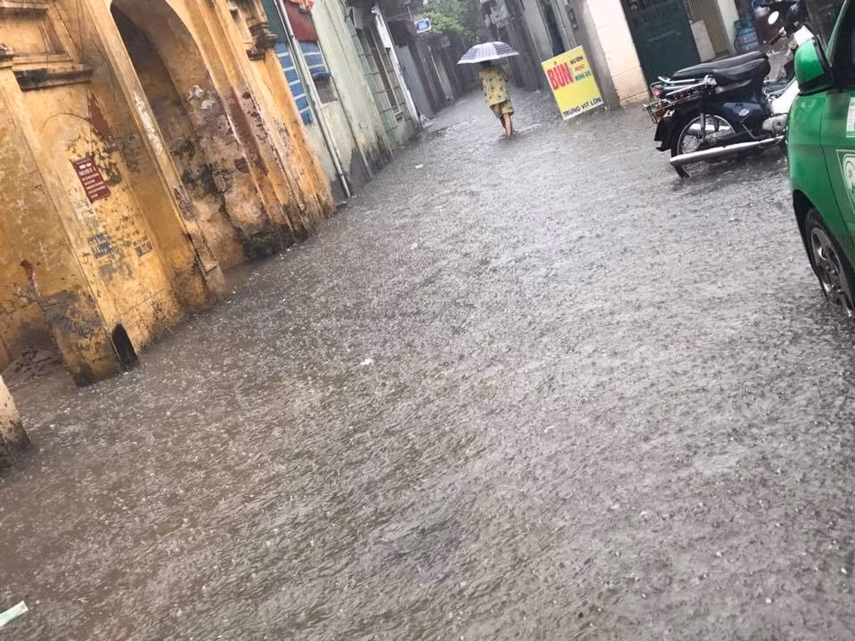 Theo dự báo, đợt mưa này có khả năng gây ngập úng cho các tuyến phố Hà Nội từ 0,2 m đến 0,4 m, chẳng hạn như: Yên Sở, Hoàng Mai, Linh Đàm, Giải Phóng, Định Công, Lĩnh Nam, Pháp Vân, Trương Định, Tam Trinh, Minh Khai...