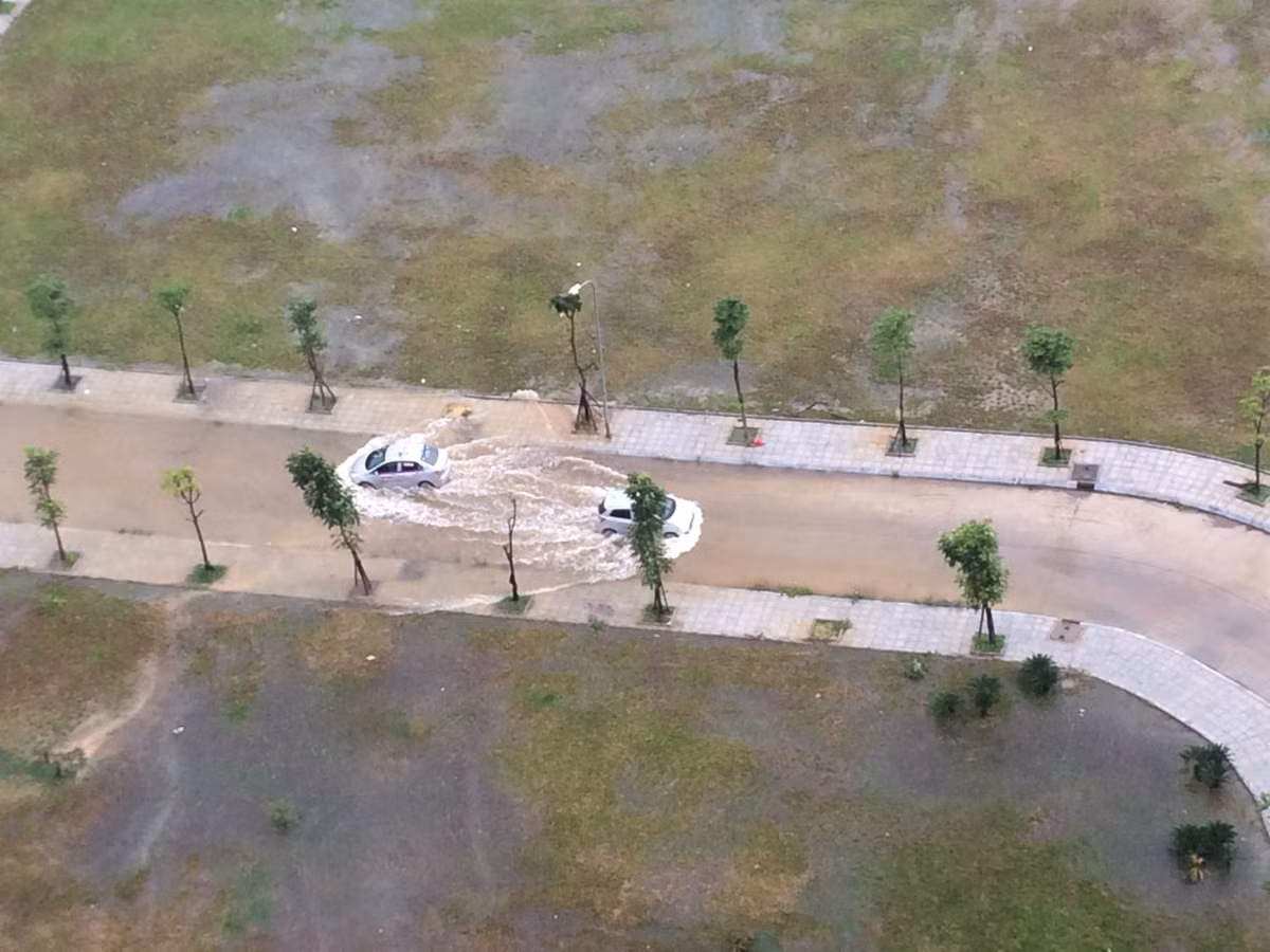 Hiện tượng ngập úng bắt đầu xuất hiện tại nhiều nơi, khiến phương tiện di chuyển khó khăn.