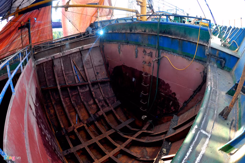 Khoang chứa lưới tàu thép gỉ sắt, xuống cấp nghiêm trọng. Tại cuộc họp chiều 11/7 với lãnh đạo Sở Nông nghiệp &amp; Phát triển nông thôn cùng các ngư dân Bình Định, doanh nghiệp vẫn chưa thống nhất phương án thay máy thủy Doosan cho chủ tàu thép Trần Đình Sơn. Họ chỉ thực hiện bảo hành theo đúng hợp đồng, thay thế các linh kiện, phụ tùng mới của hãng máy , không chịu trả lại chi phí thiết kế mẫu tàu cá cho ngư dân.