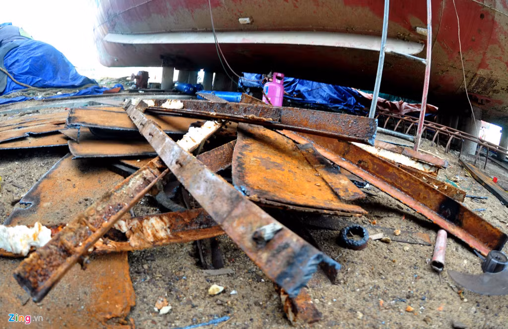 Ngư dân tự ý hàn cắt, tháo bỏ những mảng sắt hoen gỉ, xuống cấp chất đống ngổn ngang ở Tam Quan trông như bãi tập kết phế liệu. Công ty Đại Nguyên Dương cũng chưa thống nhất phương án thay vật liệu đóng tàu theo hợp đồng đã ký kết với ngư dân.