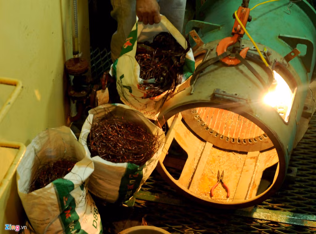 Dây đồng của máy phát điện gặp sự cố bị nhóm thợ cắt bỏ đầy các bao tải. Chủ tàu thép Lê Hoàng Thanh (ngụ huyện Hoài Nhơn) phân trần ngư dân lo lắng tàu hỏng nằm bờ chờ quá lâu thì "chết đói" mất. "Nếu doanh nghiệp sửa tàu ì ạch thế này thì sớm nhất ba tháng nữa mới xong được. Tàu sửa xong thì mùa mưa bão ập đến, biển động liên tục thì đành tiếp tục nằm bờ đợi đầu năm sau mới có thể ra khơi, áp lực trả nợ ngân hàng, trả lương giữ chân người lao động tốn chi phí rất lớn", ông Thanh nói.