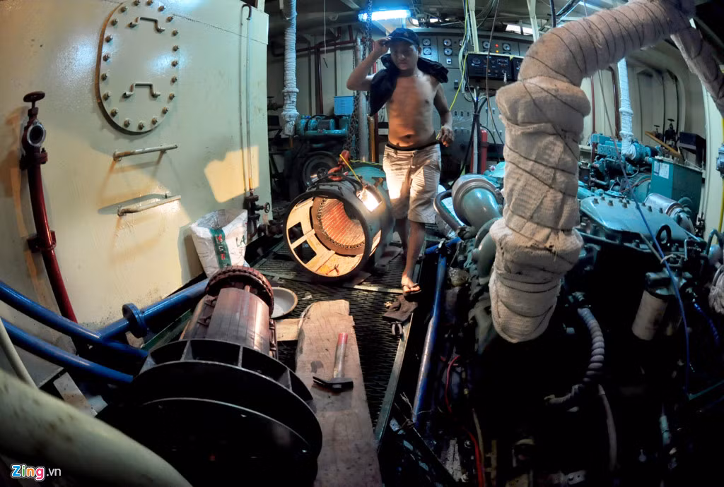 Sau khi biết phóng viên đến tác nghiệp, hai công nhân của Công ty TNHH MTV Nam Triệu đang hì hục sửa máy phát phát điện (sự cố cháy) đã bất ngờ dừng công việc, chạy ra ngoài.