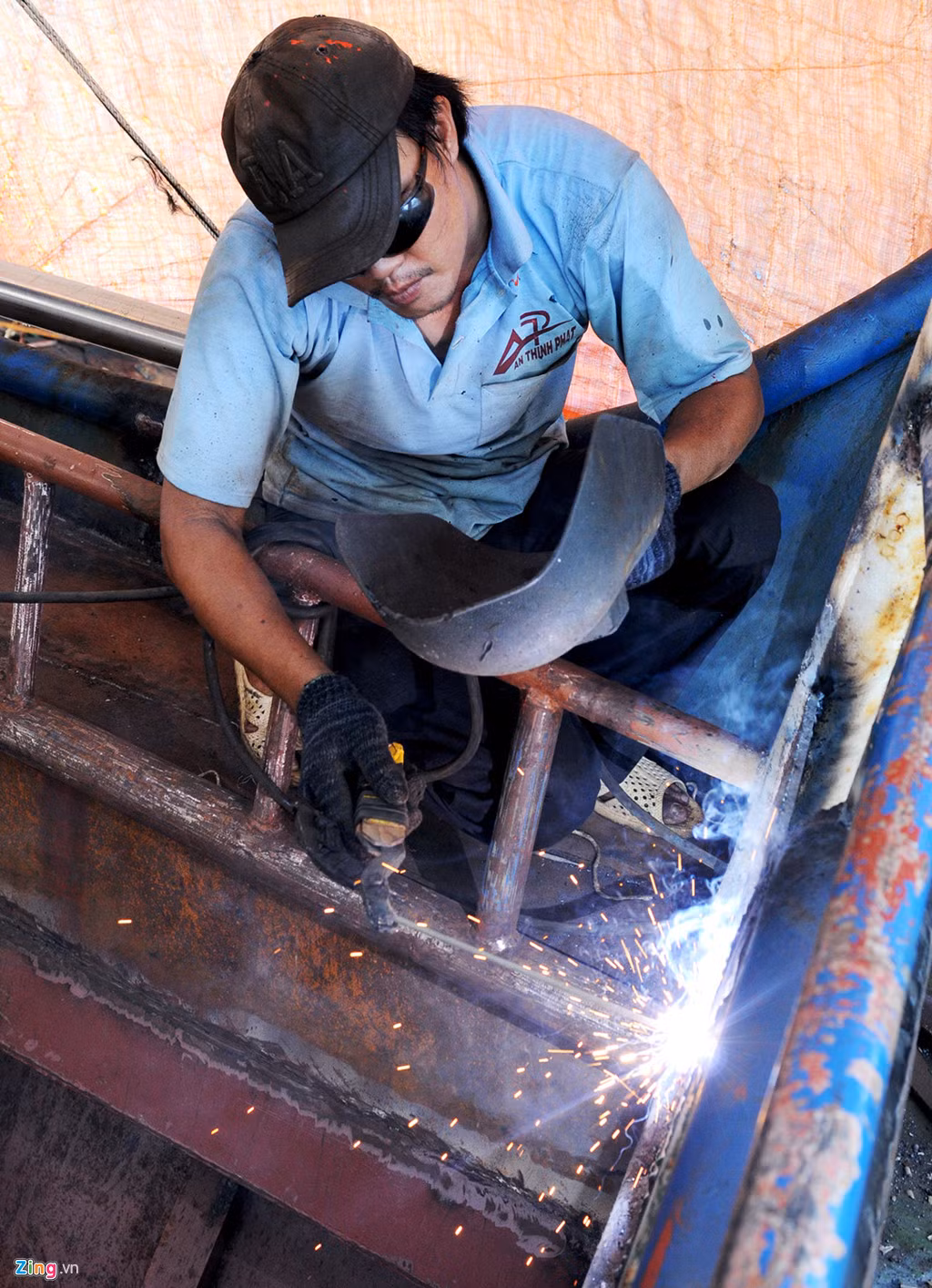 Ngư dân tự thuê thợ cải hoán hầm chứa lưới cho tàu thép. Để đảm bảo quy trình và tiến độ sửa chữa, Bộ Nông nghiệp &amp; Phát triển nông thôn cho phép Xí nghiệp Đóng tàu Tam Quan là điểm sửa chữa, khắc phục tàu cá của hai doanh nghiệp.