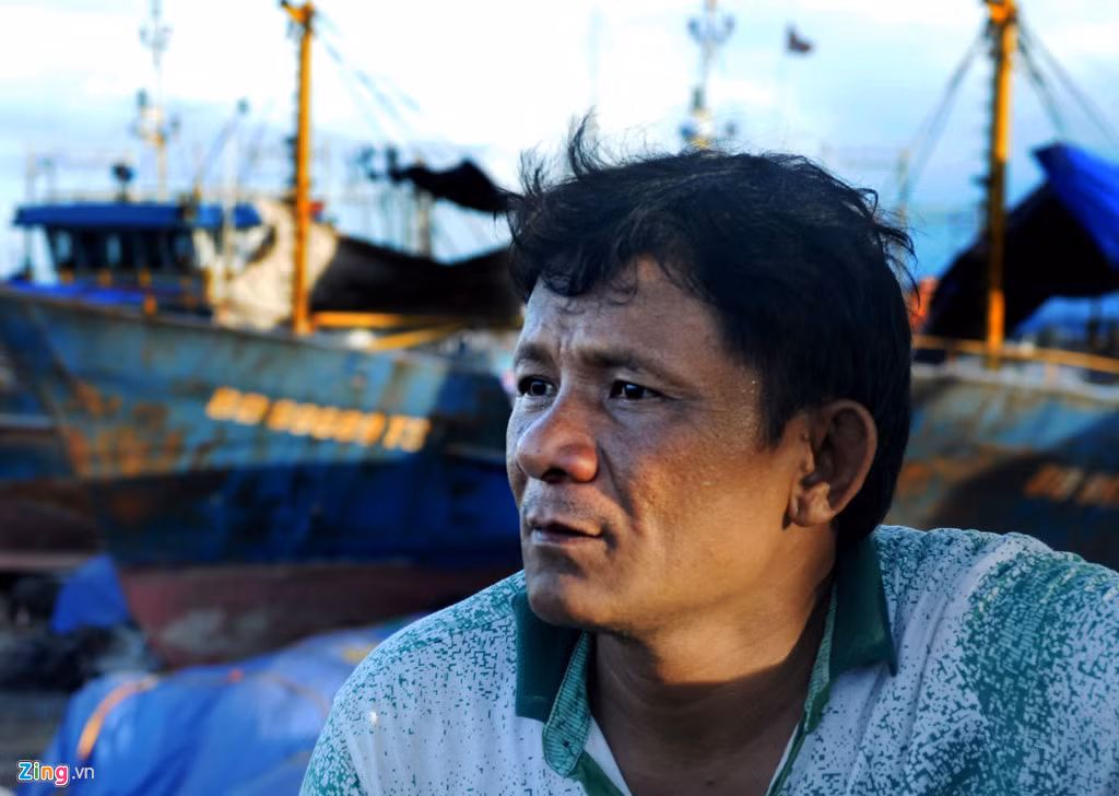 Ông Lê Ngô Hát (ngụ huyện Phù Cát), chủ tàu thép Lê Gia 02 cho hay, gia đình kéo tàu lên bờ đã hơn 40 ngày. Đến nay, doanh nghiệp mới cho vài công nhân vào công trường. "Doanh nghiệp hứa sửa tàu đến 15/7 là xong hết nhưng đến ngày 12/7, việc khắc phục còn quá chậm. Đi lại trông coi, mất ăn mất ngủ vì tàu nằm bờ quá lâu, ngân hàng thúc giục trả nợ khiến cuộc sống gia đình lâm cảnh túng quẫn", ông Hát than thở.