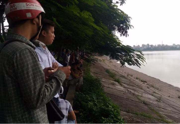 Một thông tin nóng gây xôn xao dư luận tuần qua đó là vụ phát hiện thi thể một nam giới ở hồ Linh Đàm. Sáng 16/7, nhiều người dân đi tập thể dục quanh hồ Linh Đàm (Hoàng Mai, Hà Nội) bàng hoàng phát hiện thi thể của một người đàn ông nổi lềnh bềnh trên mặt nước (phía gần đường Nguyễn Hữu Thọ).