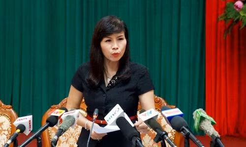 Mấy ngày qua, dư luận xôn xao trước video có nội dung phó chủ tịch của một quận tại Hà Nội “điều” lãnh đạo phường ra trông xe để mình đi ăn bún.Sau khi thông tin được đưa lên mạng, người trong video nhanh chóng được xác định là bà Lê Mai Trang, Phó chủ tịch UBND quận Thanh Xuân (Hà Nội). Ảnh bà Lê Mai Trang, Phó chủ tịch UBND quận Thanh Xuân (nguồn: Báo Chất lượng Việt Nam).