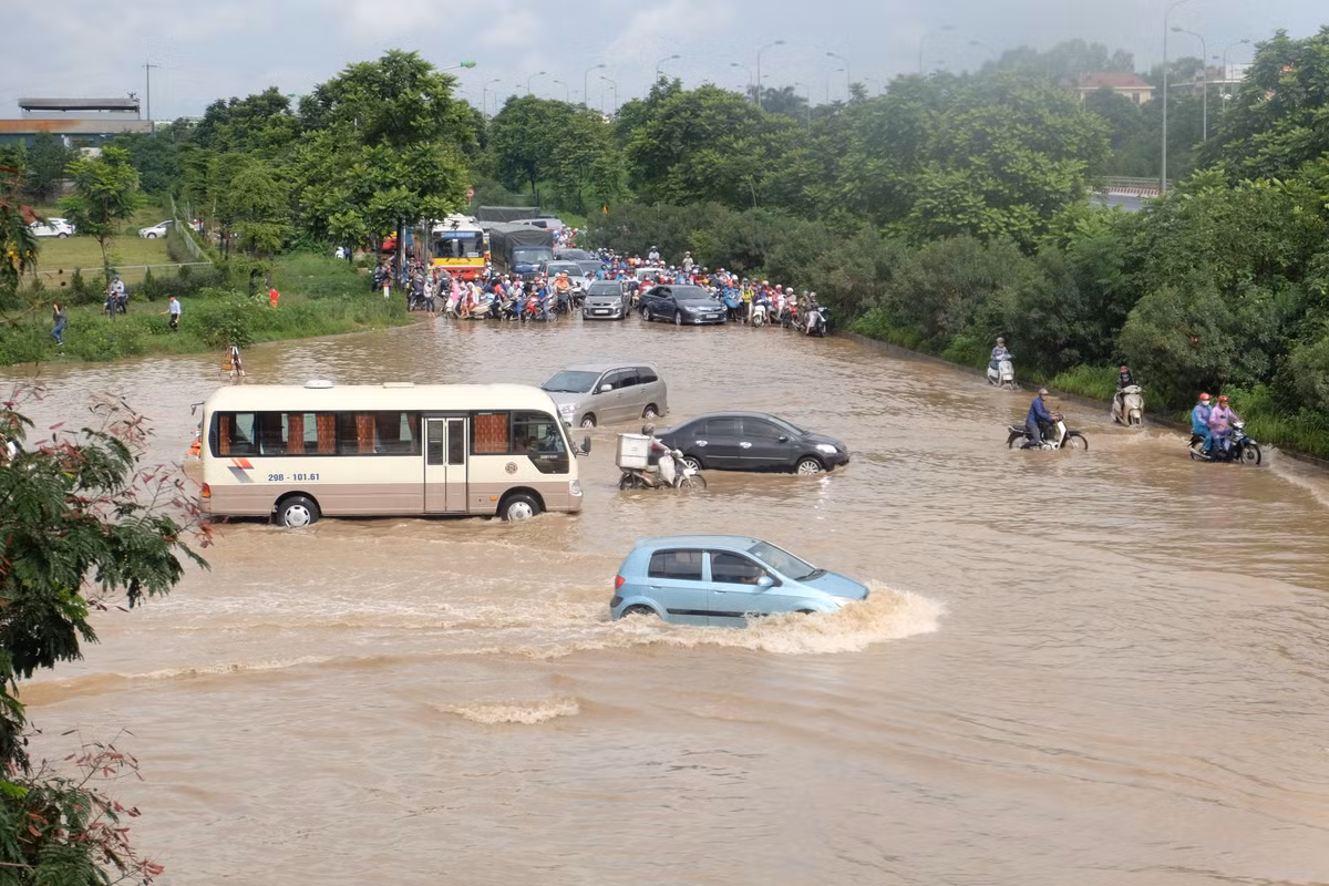 Trong khi đó, rất nhiều phương tiện "chôn chân" chờ nước rút.