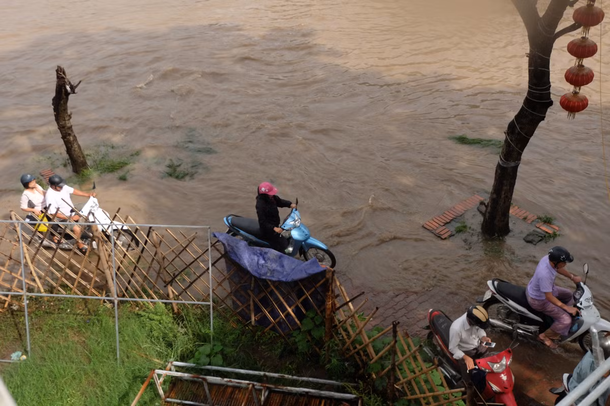 Người dân vất vả tìm lối đi, không ít xe bị chết máy, phải dắt bộ.