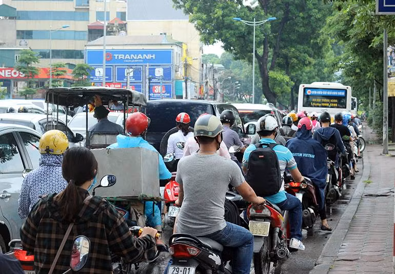 Dòng xe nhích từng cm...