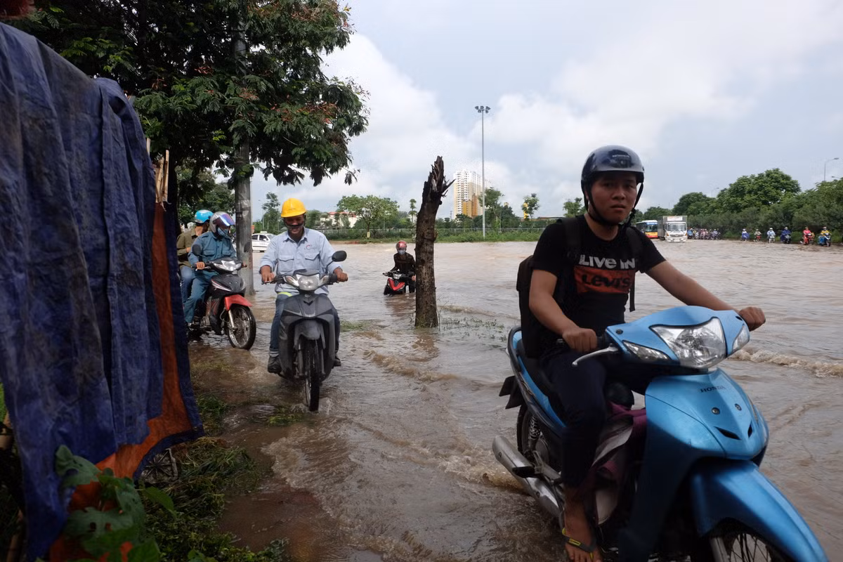 Nhiều xe máy leo lên vỉa hè để tìm lối thoát.