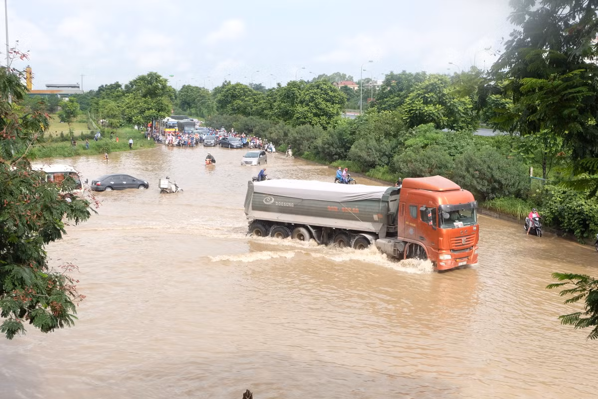 Những chiếc xe lớn vượt qua vùng ngập dễ dàng...