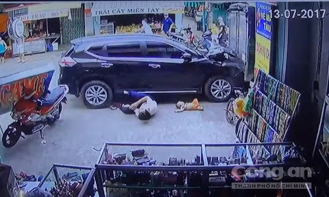 Cú tông cực mạnh khiến 4 người gồm 2 phụ nữ, một người đàn ông và một bé trai ngã ra đường. Sau khi đâm vào 4 người, chiếc xe tiếp tục tông vào đuôi một xe tải rồi dừng lại.