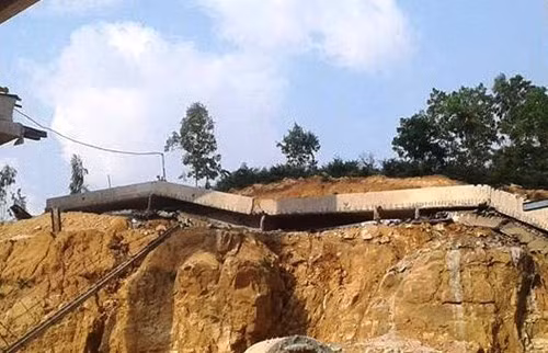 Thông tin được dư luận quan tâm tuần qua có liên quan đến sự việc gãy dầm cầu Suối Nóng. Trong quá trình kích lắp đặt dầm cầu Suối Nóng, dự án cao tốc Hạ Long-Vân Đồn, dầm bị nghiêng và đổ ra phía ngoài cầu rơi xuống bãi đất trống.