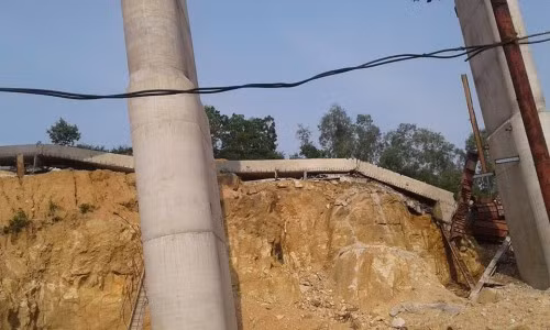 UBND tỉnh Quảng Ninh cũng yêu cầu chủ đầu tư và nhà thầu tạm dừng thi công, tiến hành rà soát lại toàn bộ quy trình đảm bảo tuyệt đối an toàn trong thi công công trình. Ảnh: Giao thông.