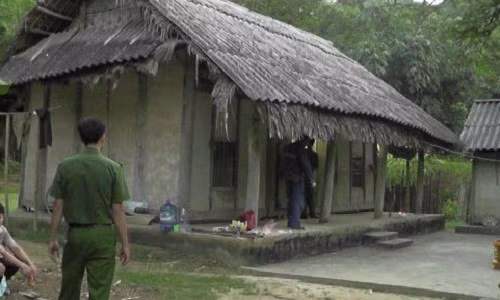 Vụ án con trai giết hại mẹ ruột ở huyện Lục Yên, Yên Bái chấn động dư luận đã có tin tức mới. Công an đã bắt được nghi phạm sát hại mẹ ruột khi hắn đang lẩn trốn trên quả đồi ngay phía sau nhà. Ảnh: Zing.