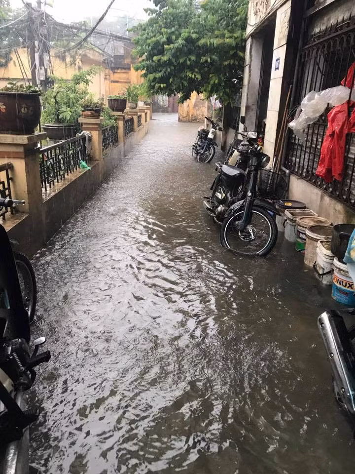 Nước ngập nửa bánh xe ở ngõ nhỏ Hà Nội. Ảnh: Pháp Lốp.