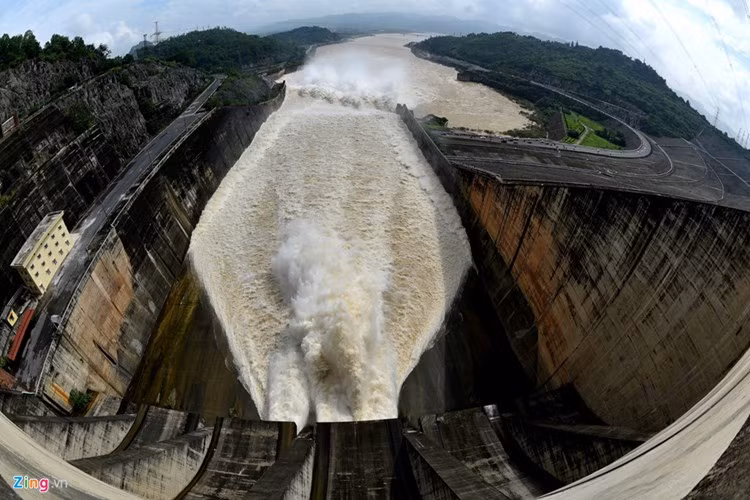 Sáng 22/7, hồ thủy điện Hòa Bình lần đầu mở 3 cửa xả đáy sau 21 năm. Việc mở tới 3 cửa xả do miền Bắc mưa không dứt, mực nước ở hồ Hòa Bình tiếp tục tăng cao. Trước đó, sáng 21/7, mực nước đạt 106,3 m, cao hơn mức cho phép trước lũ chính vụ 5,3 m. Ảnh: Zing.