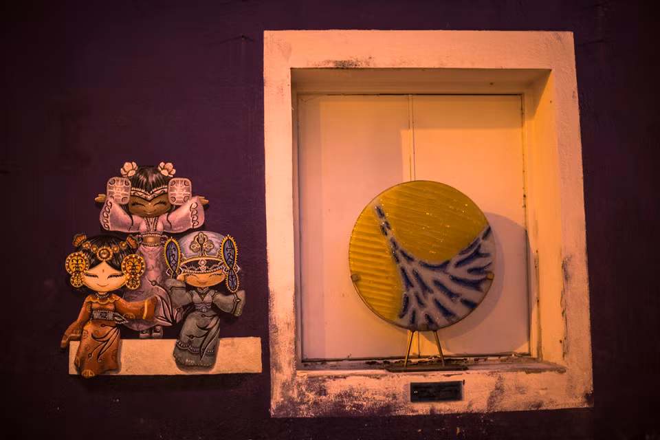 Ngoài tranh ra còn nhiều đồ trang trí trên tường được treo khá ngộ nghĩnh.