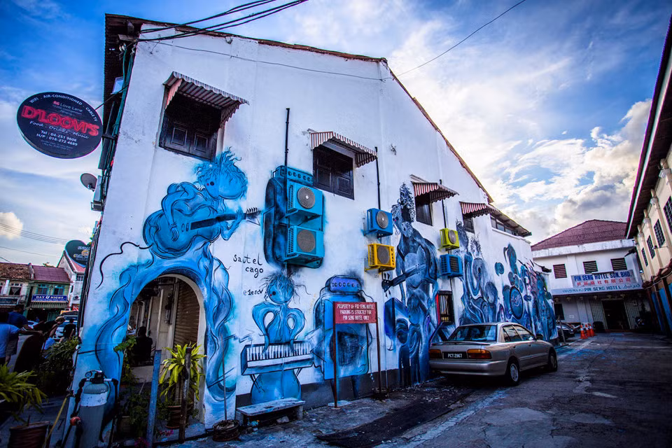 Sau đó tôi bắt đầu đi “truy lùng những bức tranh tường” ẩn nấp khắp các ngóc ngách nơi phố cổ này.