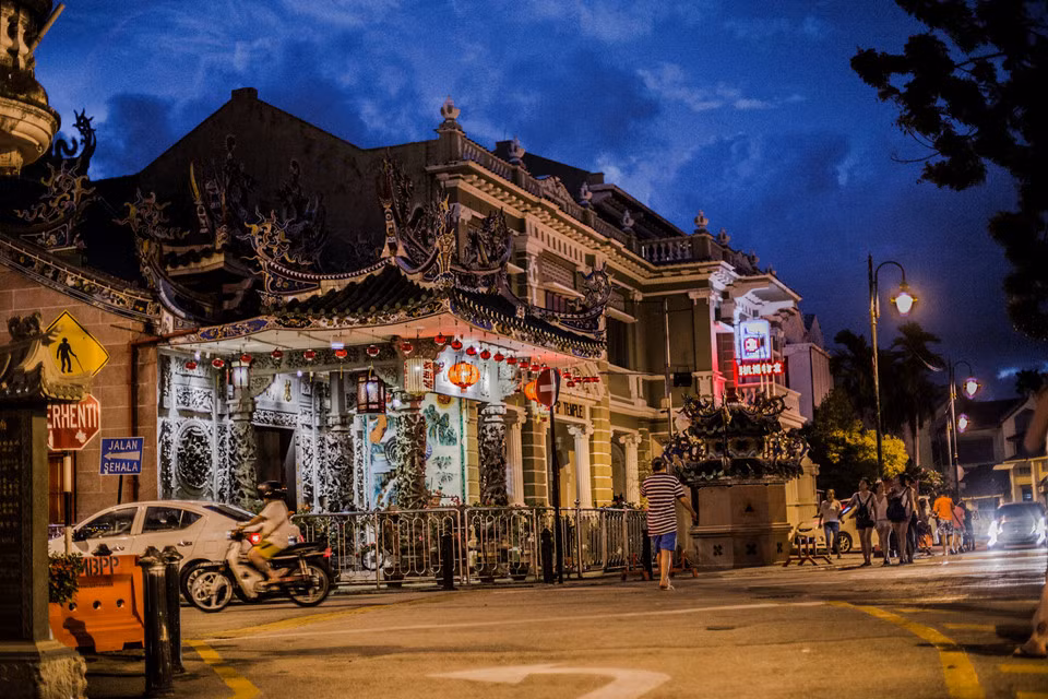 Trong hình là một góc ngã tư nơi có ngôi chùa có kiến trúc đặc sắc.