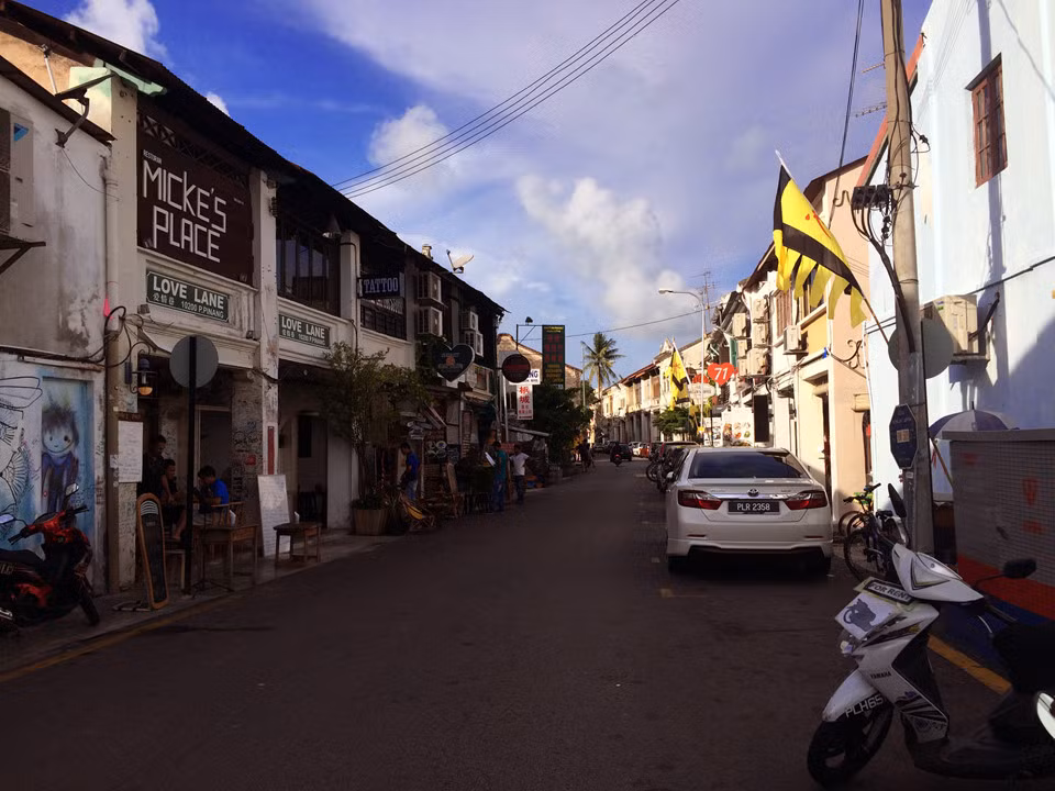 Con đường Love Lane yên tĩnh vắng lặng lúc tôi xuống xe buýt. Khu phố cổ George Town hiện ra với ánh nắng chiều vàng rực, càng tô điểm thêm con đường đầy sức hút. Tôi đi dạo một vòng, đến 20h mà trời vẫn sáng như 17h. Đầu đường này có khu ăn uống, nên tôi ghé ăn tối luôn.