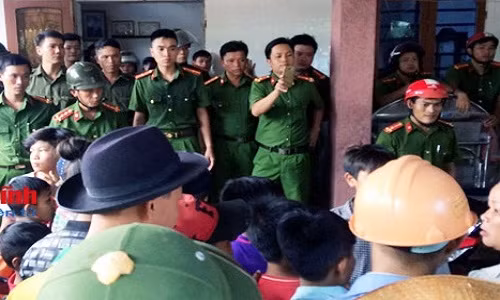 Dan vay suot 8 gio “doi xu” nguoi nghi bat coc tre em