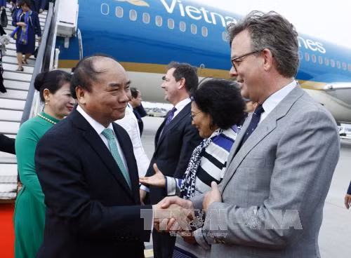 Đón Thủ tướng, Phu nhân và đoàn tại sân bay Schiphol Amsterdam có Bộ trưởng Quốc phòng Hà Lan Jeanine Hennis, Đại sứ Hà Lan tại Việt Nam Nienke Trootser và các quan chức Bộ Ngoại giao Chính phủ Vương quốc Hà Lan; về phía Việt Nam, có Đại sứ Việt Nam tại Hà Lan Nguyễn Thị Hòa và cán bộ, nhân viên Đại sứ quán. Ảnh: TTXVN-VNA.