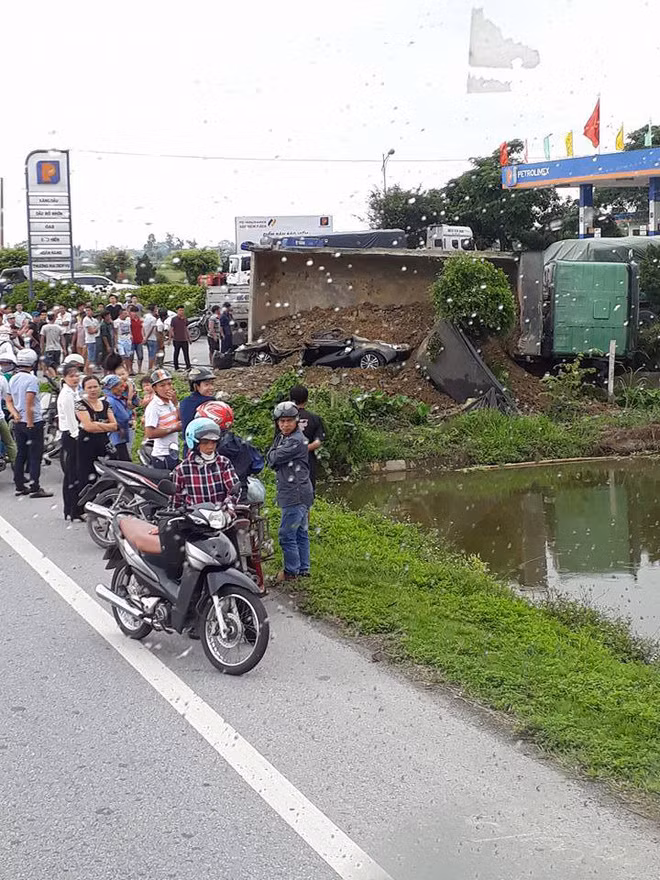 Cả hai phương tiện đều hư hỏng nặng, nằm sát mép quốc lộ. (Ảnh: Hội lái xe)