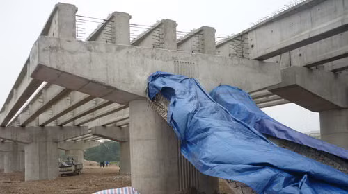 Rất may, vào thời điểm xảy ra vụ việc, các công nhân đã nghỉ trưa nên không xảy ra thiệt hại về người. Vụ sập dầm cầu khiến những người dân sống gần đó hoảng hốt bởi những tiếng động lớn, bụi bay mù mịt như động đất. Ảnh: Tuổi Trẻ.