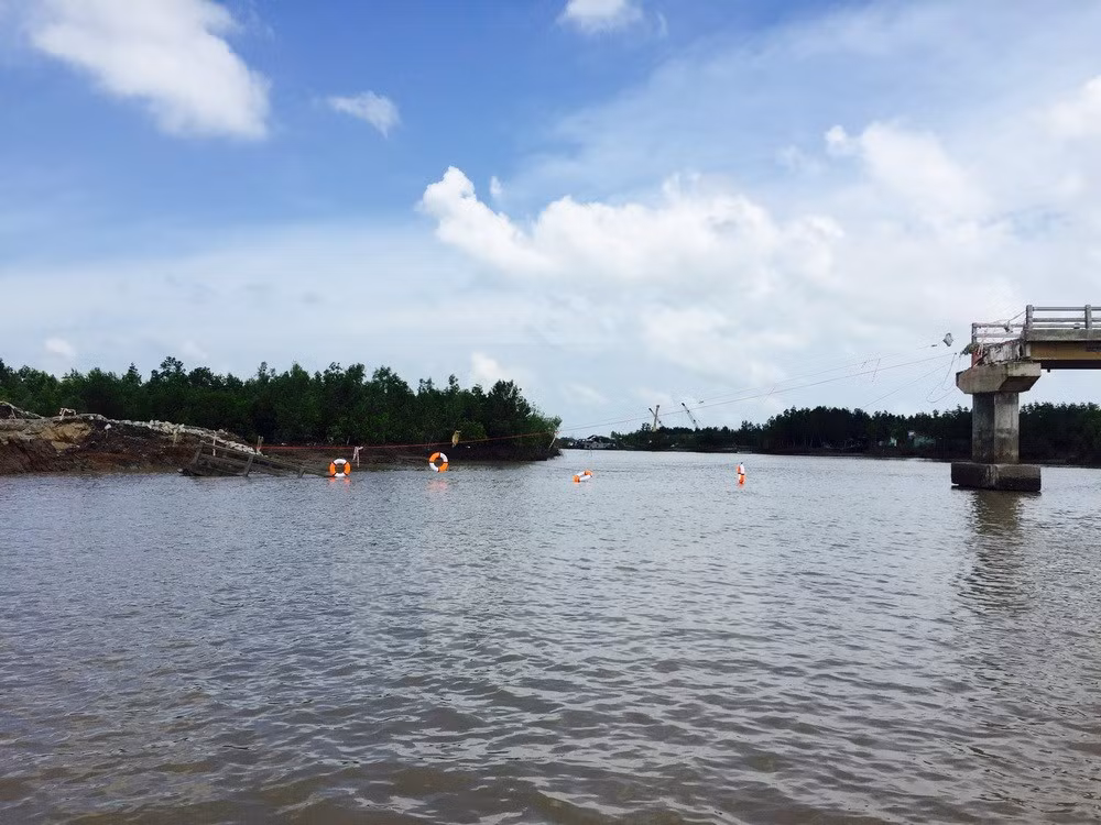 Đây không phải lần đầu các cây cầu nổi tiếng ở Việt Nam gặp sự cố. Tháng 8/2016, thông tin 2 nhịp cầu bắc qua sông Ô Rô (dài khoảng 20m) - nằm trong dự án đường về Trung tâm xã Đất Mũi đổ sập hoàn toàn xuống kênh được dư luận quan tâm. Ảnh: TTXVN.