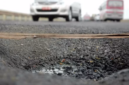 Được đầu tư tới 97 tỷ đồng cho dự án sửa chữa mặt cầu Thăng Long nhưng gần cuối năm 2012, điệp khúc cầu vừa sửa xong đã hỏng, xuất hiện các vết nứt trên mặt cầu lại tái diễn. Ảnh: Lao Động.