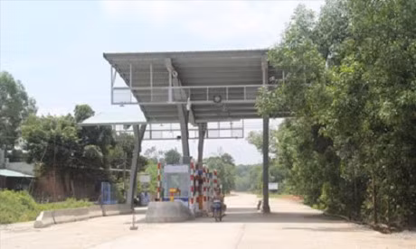 Ngoài ra, bà còn ký văn bản chấp thuận hỗ trợ kinh phí bồi thường giải phóng mặt bằng dự án BOT đường chuyên dùng cho hợp tác xã An Phát, nhưng không thông qua tập thể UBND tỉnh, chưa báo cáo Thường trực HĐND tỉnh, vi phạm các quy định của pháp luật về đầu tư. Ảnh: Tiền Phong.