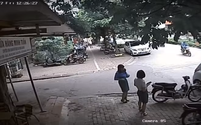 Bà Lê Mai Trang (người mặc áo xanh) đã phủ nhận thông tin trên và cho rằng điều này đã làm ảnh hưởng đến uy tín cá nhân. Sau khi vướng phải lùm xùm đáng tiếc này, bà Lê Mai Trang đã viết báo cáo gửi Thành ủy Hà Nội. Ảnh cắt từ clip.