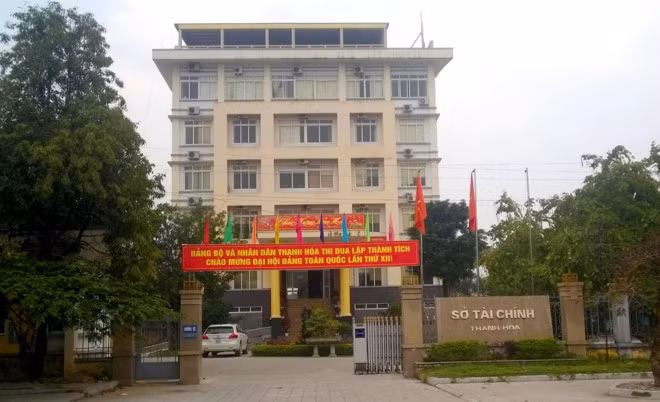 Đây không phải lần đầu dư luận "nóng" thông tin các nữ quan chức Việt vướng sai phạm. Năm 2016, báo Người lao động đưa tin, dù tỉnh Thanh Hóa đã có công văn dừng bổ nhiệm chức danh từ phó phòng trở lên nhưng bà Đinh Cẩm Vân, Giám đốc Sở Tài chính, vẫn “xé rào” bổ nhiệm con gái làm phó phòng Tài chính Doanh nghiệp và Chính sách phát triển kinh tế. Ảnh: Zing.