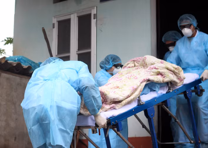 Trong tình huống giả định, bệnh nhân trong vùng ổ dịch bị ho nhiều, tức ngực nhanh chóng được lực lượng y tế đưa đến khu vực cách ly, điều trị tại Phòng khám đa khoa khu vực Đồng Đăng.