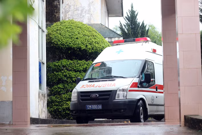 Xe cứu thương nhanh chóng vận chuyển bệnh nhân nghi nhiễm cúm A/H7N9 từ gia cầm đến Phòng khám đa khoa khu vực Đồng Đăng để cấp cứu.