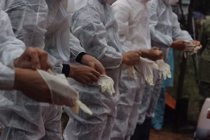 Lực lượng cơ động sử dụng trang phục và các dụng cụ bảo hộ theo đúng quy trình hướng dẫn của Bộ Y tế.