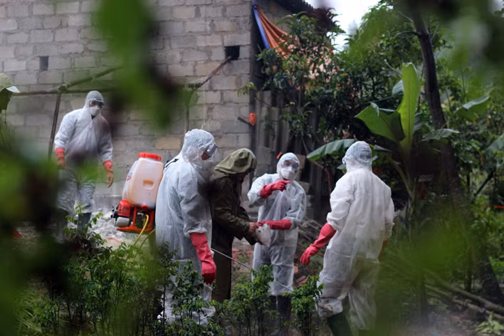 Một nhóm cơ động khác chuẩn bị hóa chất phun khử độc môi trường nơi có ổ dịch.